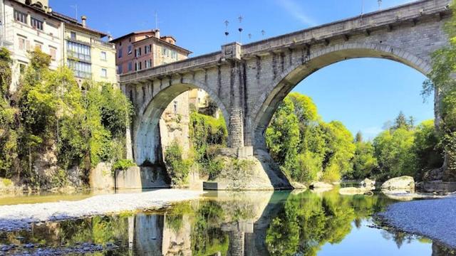 Today: LUe prova ad abbattere gli ultimi confini: così Bruxelles vuole semplificare la vita nelle regioni di frontieraLe frontiere interne dellUnione europea rappresentano allo stesso tempo unopportunità e una sfida per il funzionamento di un mercato unico da 450 milioni di consumatori.Grazie allUnione europea e allo spazio Schengen, per milioni di cittadini che vivono nelle regioni dove un tempo esisteva un...The EU is trying to dismantle the last borders: so Brussels wants to simplify life in the border regions.The internal borders of the European Union represent both an opportunity and a challenge for the functioning of a single market of 450 million consumers. Thanks to the European Union and the Schengen area, for millions of citizens who live in regions where there used to be a…#Brussels #theEuropeanUnion #Schengen 