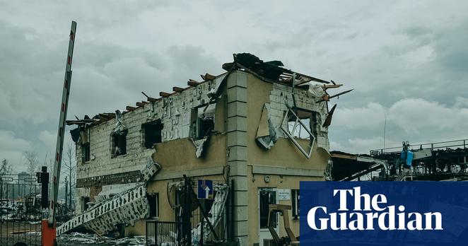 ⚡ NEWSUkrainian Locals Blame Proximity of Ammo Depots for Drone Strike CasualtiesFollowing a Russian drone strike on an ammunition warehouse in Myla, Ukraine, which killed at least 38 people and damaged nearby homes, local residents expressed anger over the poor placement of military storage sites near civilian villages.📰 #Military #Geopolitics #GeoWire