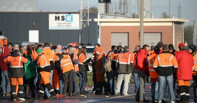 [lalibre] Un patron fonce avec un bus sur ses salariés en grève : "Le prochain, avant de bloquer mon entreprise, il y repensera à deux fois" (VIDEO) #Europe 