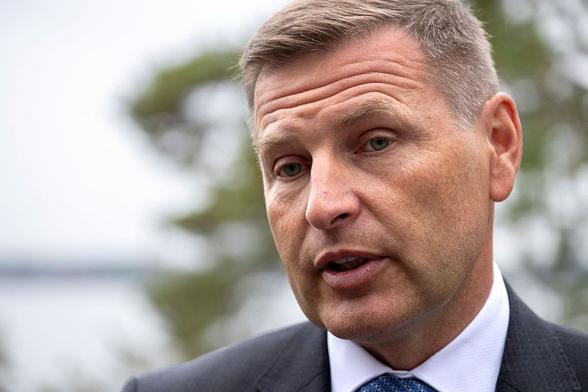 Estonias Defense Minister resigns after wasting 70 million euros on faulty ammunition for Ukraine #UkraineEstonias Defense Minister res...