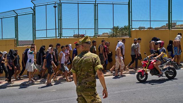 Spains top criminal court has launched an investigation into the massive influx of migrants who arrived by the thousands in Ceuta in July, saying Moroccan security forces made no serious attempt to halt them. Read more from @euronews: #Spain #Europe