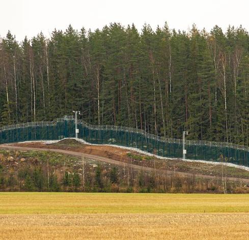 Finland completes the construction of 200km fencing along its border with Russia.Work on the fencing along Finlands 1340-kilometre-long border with Russia began just over three years ago.Finlands border with Russia is the longest frontier shared by any EU or Nato member nation with Russia. #Borders #Russia #EU #NATO