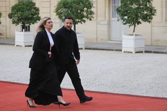 KYIV POST: Zelensky Arrives in Norway for Royal Funeral, Talks on Winter Air Defense Package  President Volodymyr Zelensky arrived in Norway for talks focused on strengthening Ukraines air defenses and securing military and civilian assistance as Russia intensifies attacks ahead of winter. #Ukraine #World #Europe