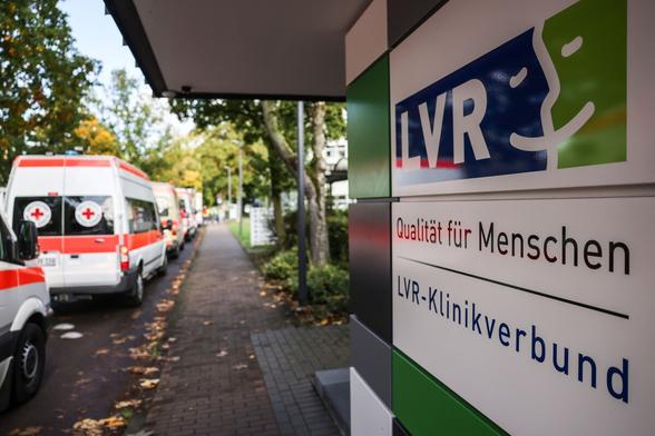 Eine 26-Jährige stirbt nach der Fixierung in einer Kölner Psychiatrie. Die Familie sucht Antworten, die Staatsanwaltschaft prüft, ob die Klinik den Tod hätte verhindern können. 