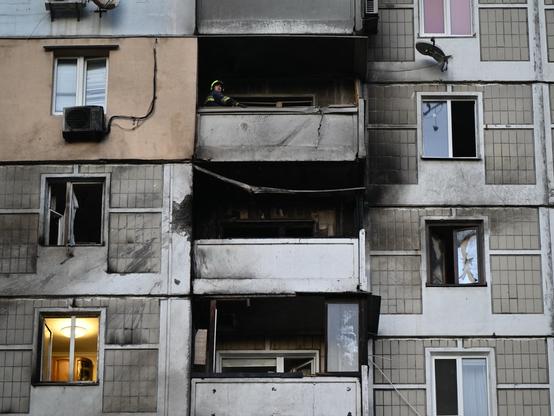 🔴 BREAKINGRussian Strikes Kill Eight in UkraineUkrainian President Zelenskyy reported that Russian forces launched nearly 4,000 drones, aerial bombs, and missiles over the past week. These strikes resulted in eight deaths and dozens of injuries across Ukraine, highlighting the ongoing intensity of the conflict.📰 #Military #Geopolitics #GeoWire