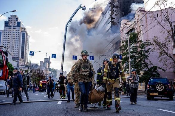 Russian strike kills 1, injures 2 in Kyiv as Southern Bridge hit again overnight #UkraineRussian strike kills 1, injure...