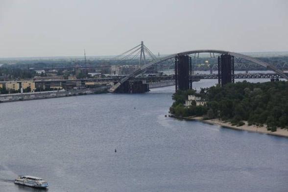 KYIV INDEPENDENT: Russia strikes key Kyiv bridge for 3rd straight day as attacks intensify Mayor Vitali Klitschko said that the bridges surface as well as trolleybus overhead power lines have been damaged in the attack. Movement over the bridge was halted following the strike. #Ukraine