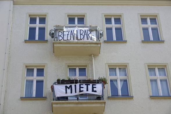 il manifesto: «Berlino, ora lesproprio può diventare realtà»Mentre la crisi della casa attraversa lEuropa e torna a riempire le piazze, a Berlino la vittoria della Linke riapre la partita dellesproprio e della socializzazione delle abitazioni dei grandi […]The post «Berlino, ora lesproprio può diventare realtà» first appeared on il manifesto.Berlin, now expropriation can become a reality.While the housing crisis is sweeping across Europe and returning to fill the squares, in Berlin the victory of the Linke party reopens the game of expropriation and the socialization of large […]The post Berlin, now expropriation can become reality first appeared on il manifesto.#Berlin #Europe #first 
