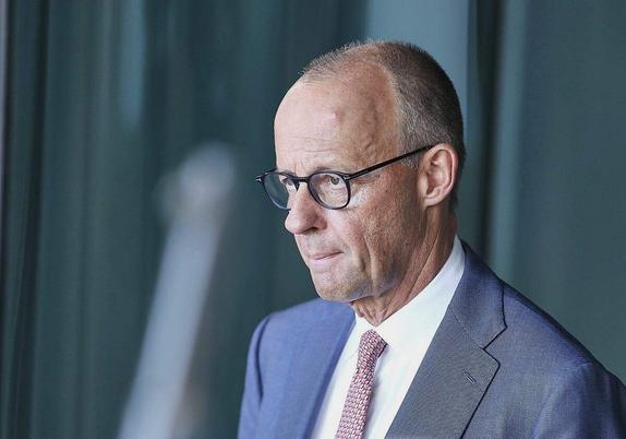 #news ⚡ Merz überraschend in die Ukraine gereist: Bundeskanzler Friedrich Merz (CDU) ist überraschend zu einem Solidaritätsbesuch in Kiew eingetroffen. Begleitet wird er von Wirtschaft... | #merz #ukraine #hubu