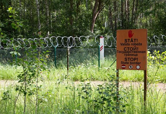 Armed individuals who escorted 20 migrants and attempted to help them illegally cross into Latvia from Belarus threatened Latvian soldiers before another group briefly crossed into the country, Latvian Interior Minister Janis Dombrava said Oct. 6. #Russia #EU #Latvia #Belarus