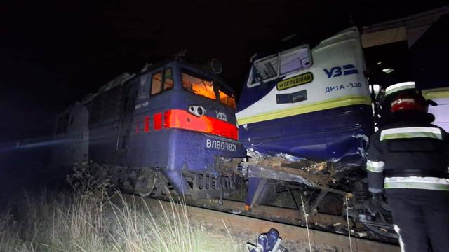 KYIV INDEPENDENT: Two trains collide in Lviv, injuring 8 The railway operator initially reported that the passenger train's driver suffered a leg injury and four passengers required medical attention. The crew of the electric locomotive was unharmed. #Ukraine
