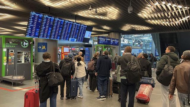 Flights over the city of Moscow were restricted for the sixth night in a row on Oct. 16-17, according to flight-tracking data and updates from Russia's Federal Air Transport Agency (Rosaviatsiya). #Russia