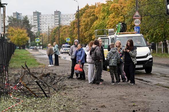 KYIV POST: Sleepless Nights, Drone Attacks and Blackouts – How Kyiv Families Survive Russia's Relentless Strikes Russian drone attacks, air raid alerts and power outages are reshaping daily life for families in Ukraine's capital. AFP follows 44-year-old mother of three Anastasiia Zhmutska as she navigates sleepless nights, disrupted school schedules, dangerous journeys and the constant responsibility of keeping her children safe. #Ukraine