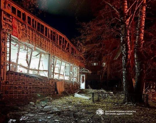 KYIV INDEPENDENT: Deadly Russian drone strike targets apartment in Dnipropetrovsk Oblast, killing 3, injuring 12 One of the injured victims is an 11-year-old girl. Five wounded individuals are being treated in the hospital, with two in serious condition and undergoing surgery. #Ukraine