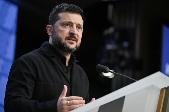 KYIV POST: Zelensky: Ukraine Offered US 3 Ways to Stop Strikes on Russian Oil Refineries Zelensky said Ukraine was prepared to halt strikes on Russian oil refineries if Russia stopped attacking Ukrainian energy infrastructure, the US enabled Starlink coverage over Russia, or Washington supplied Patriot missiles. He also warned against lifting sanctions before peace negotiations, saying Ukraine must retain leverage over Moscow. #World #Ukraine