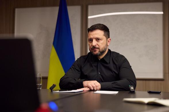 KYIV POST: Zelensky Says Ukraine Wants to Keep 800,000-Troop Army, Rules Out Neutrality Zelensky said Ukraine wants to maintain an 800,000-strong army unless NATO membership changes its security needs, and ruled out neutrality or restrictions on its forces. He also outlined possible steps toward peace, including an energy truce, prisoner exchange and humanitarian mission in Oleshky. #World #Ukraine