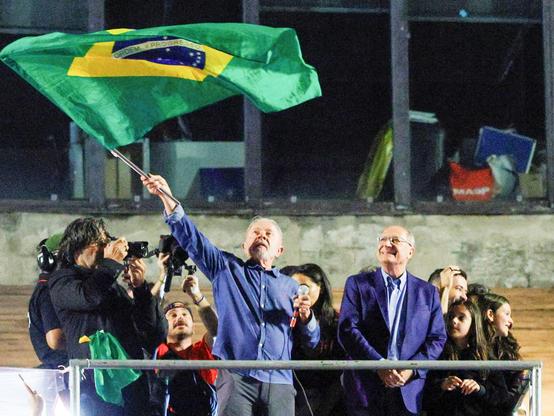 ⚡ NEWSLula Wins Brazil Presidential Election After First-Round DefeatBrazilian President Lula da Silva secured a historic fourth term in office. This victory is notable as he overturned an initial defeat in the first round of the election, marking a significant political turnaround in Brazilian leadership.📰 #GeoWire