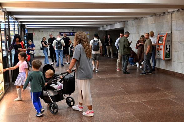KYIV POST: Russian attack disrupts Kyiv's South Bridge and metro service Russian attacks overnight into Oct. 27 prompted restrictions on Kyiv's South Bridge and disrupted the Green Line metro. Officials also reported strikes on an administrative building and two non-residential properties, following an earlier attack that killed one person and injured 10. #Ukraine