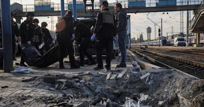 Russian strikes kill 14 in Ukraine but local truce brings some hopeA Russian drone hit two trains at a station in central Ukraine, killing at least 14 people, but a local truce credited to Melania Trump is bringing some hope elsewhere.🔗 #USNews #CBSNews #Trump #Ukraine