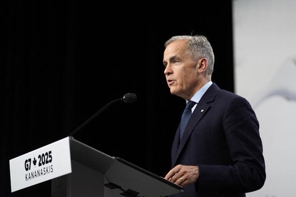 KYIV POST: Canada Pledges €500M Toward EU's €90B Ukraine Loan  Canadian Prime Minister Mark Carney announced on Friday, Oct. 30 that Canada will contribute €500 million as an initial commitment toward the EU's €90 billion loan facility for Ukraine. Speaking alongside Ursula von der Leyen and António Costa at the 21st EU-Canada summit in Montreal, Carney commended the mechanism for leveraging immobilized Russian assets. #Ukraine #Europe #World