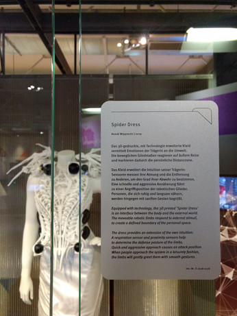 Spider Dress von Anouk Wipprecht, welches mit beweglichen Gliedmaßen die Emotionen der Trägerin an die Umwelt vermittelt und dadurch die persönliche Distanzzone markiert.
