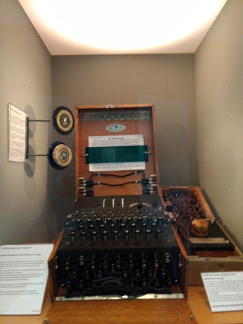 Chiffriermaschine Enigma, die im Zweiten Weltkrieg zur Verschlüsselung des Nachrichtenverkehrs der Wehrmacht verwendet wurde.