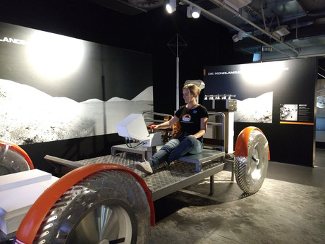 Nachbau des Das Lunar Roving Vehicles (LRV) inkl. simulierter Fahrt zum Lander "Eagle".