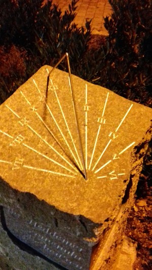 Sonnenuhr zeigt mit Schatten Auf X