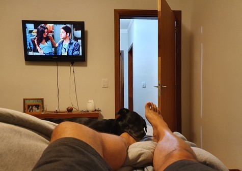 Na cama, dormindo,  usando meu pé como travesseiro