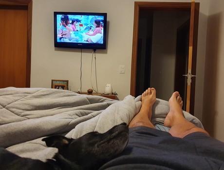 Chica dormindo na cama faz a gente de travesseiro