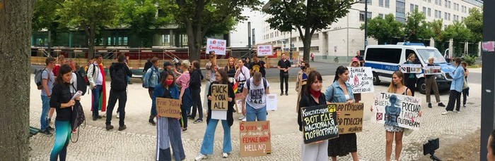 Menschen auf dem Mittelstreifen von Unter Den Linden, viele mit Schildern, z.B.: "Free Yulia Tsvetkova"