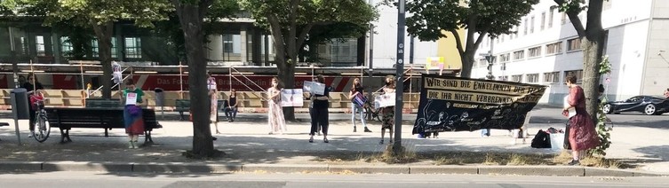 Der Mittelstreifen von Unter den Linden, Menschen mit Schildern, rechts ein Banner "wir sind die Enkelinnen der Hexen, die ihr nicht verbrennen konntet"