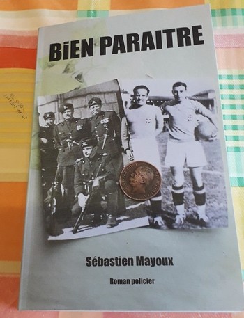 "Bien Paraître", un roman policier dont l'intrigue se déroule dans l'Ain (Pressiat, Revermont). 