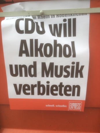Verkaufsautomat der Boulevardzeitung "Express" mit angeheftetem Schlagzeilen-Blatt: "CDU will Alkohol und Musik verbieten"