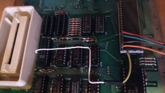The wire as described in the toot, from CI on the module to pin 16 of the MMU. It contains a wire plug to be easily disconnected. Four other wires are soldered to 6502 chip but are unused here. Colors are red, orange, green, brown.