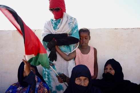 Des femmes brandissent dans le camp de réfugiés de Boujdour le drapeau sahraoui à l'occasion de la 45e fête de l'unité nationale (Tindouf, Algérie, octobre 2021 © Arnaud Marin