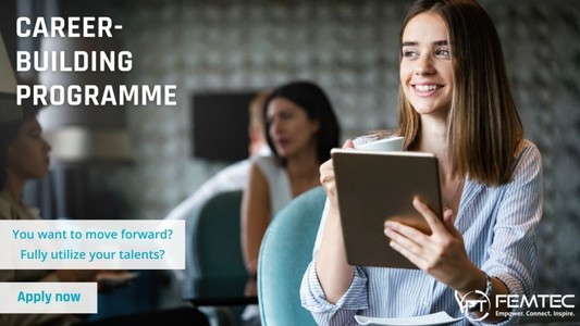 Studentin hält Tablett und eine Tasse in der Hand.