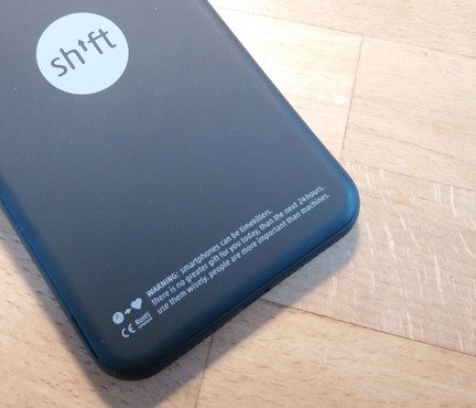 Rückseite des Smartphones der Firma Shift mit dem Aufdruck: Smartphones can be timekillers.