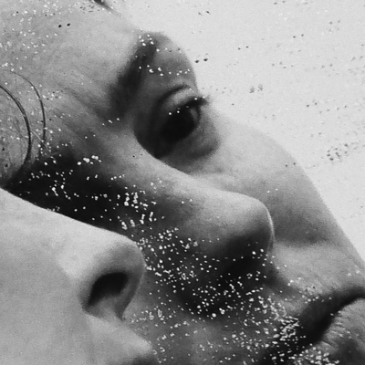 Couverture de l'album 
Un visage en gros plan (du front à la bouche), en noir et blanc, occupe en diagonale le format carré de l'image.
Il semblerait que ce soit un reflet sur un miroir, sur lequel traine des grains de sable, on voit en effet le nez et la lèvre supérieure en symétrie dans le coin inférieure gauche.