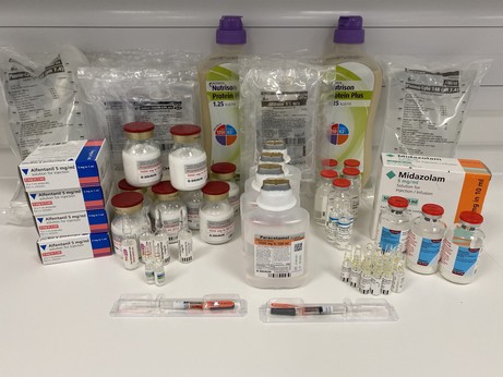 Ein Bild mit sehr, sehr vielen Medikamenten. Antibiotika, Propofol etc. pp.