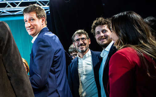 Yannick Jadot, Mathieu Orphelin et Julien Bayou lors des résultats du second tour de la primaire écologiste à Pantin, le 29 septembre 2021. © Sébastien Calvet