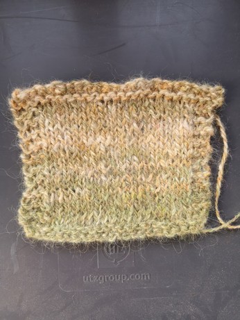 Knitted patch to measure and calculate the pattern.
Variegated green, white and orange 