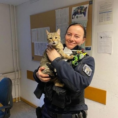 Polizistin mit Katze auf dem Arm