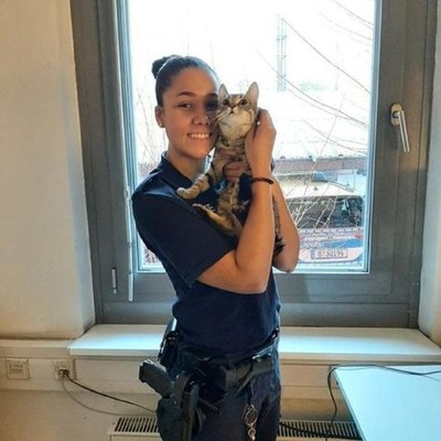 Polizistin mit der Katze auf dem Arm