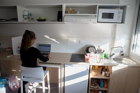 Une étudiante travaille sur son ordinateur dans une chambre de résidence Universitaire à Toulouse en janvier 2022. © Photo Frédéric Scheiber / Hans Lucas via AFP