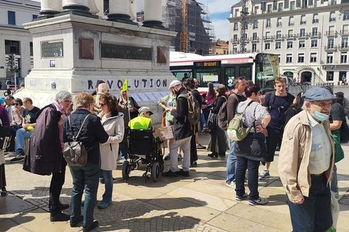 Quelques dizaines de manifestants anti-passe sanitaire se sont rassemblés sur la place de Jaude, à Clermont-Ferrand, le 16 avril 2022. © Photo Nicolas Cheviron pour Mediapart