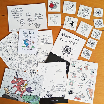 Foto mit gemischten islieb-Postkarten und Aufklebern.