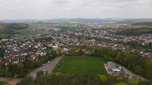 Blick von Schlossberg in Otterbach ins Lautertal richtung Sambach / Katzweiler mit einer Drohe aus 36m Höhe über dem Wald aufgenommen.
