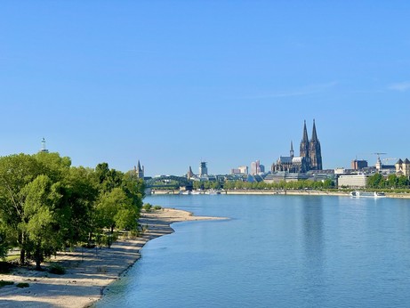 Blick von der Zoobrücke über den Rhein Richtung Kölner Dom bei blauem, wolkenlosem Himmel