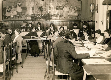 Mujeres leyendo y escribiendo en una sala de lectura de Institut de Cultura i Biblioteca Popular de la Dona (Barcelona).